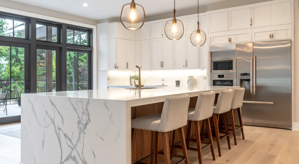 Cozinha de alto padrão com ilha central e eletrodomésticos de aço inoxidável, design de scullery para casas de luxo em South Tampa.