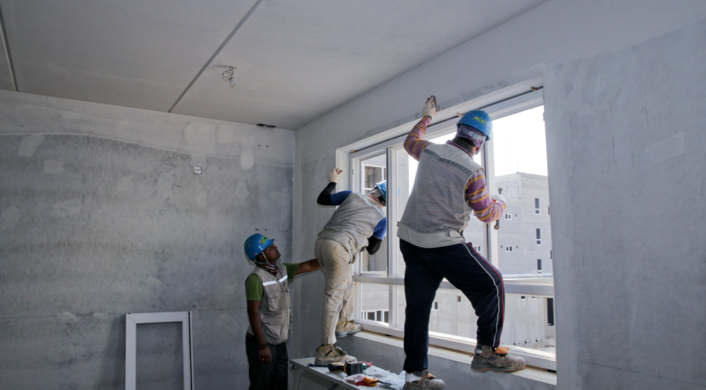 Construtores instalando janela em projeto residencial de luxo em Tampa.