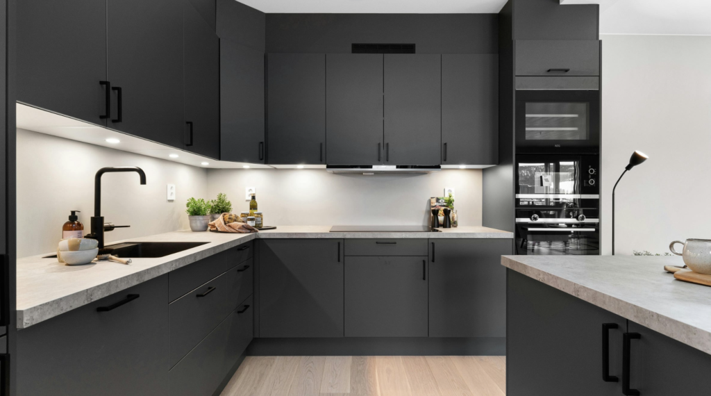 Cozinha moderna com armários escuros e bancada de quartzo, elevando o valor de casas em Tampa.